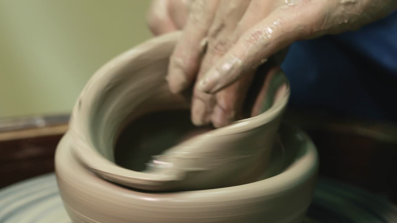 도자기 바에 손을 는 여자. 장인 예술가 도자기 모양