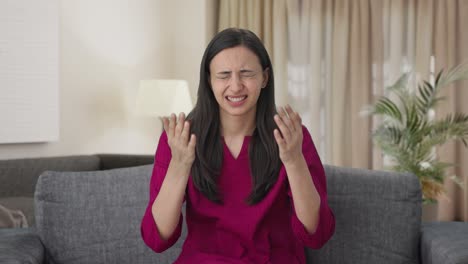 mujer india decepcionada golpeando su cabeza