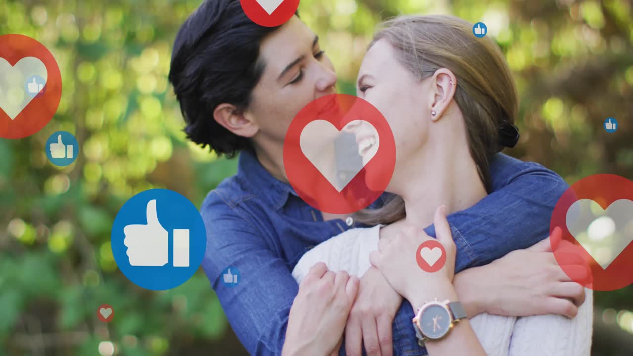 animación de corazones y como iconos sobre pareja de mujeres caucásicas abrazándose.