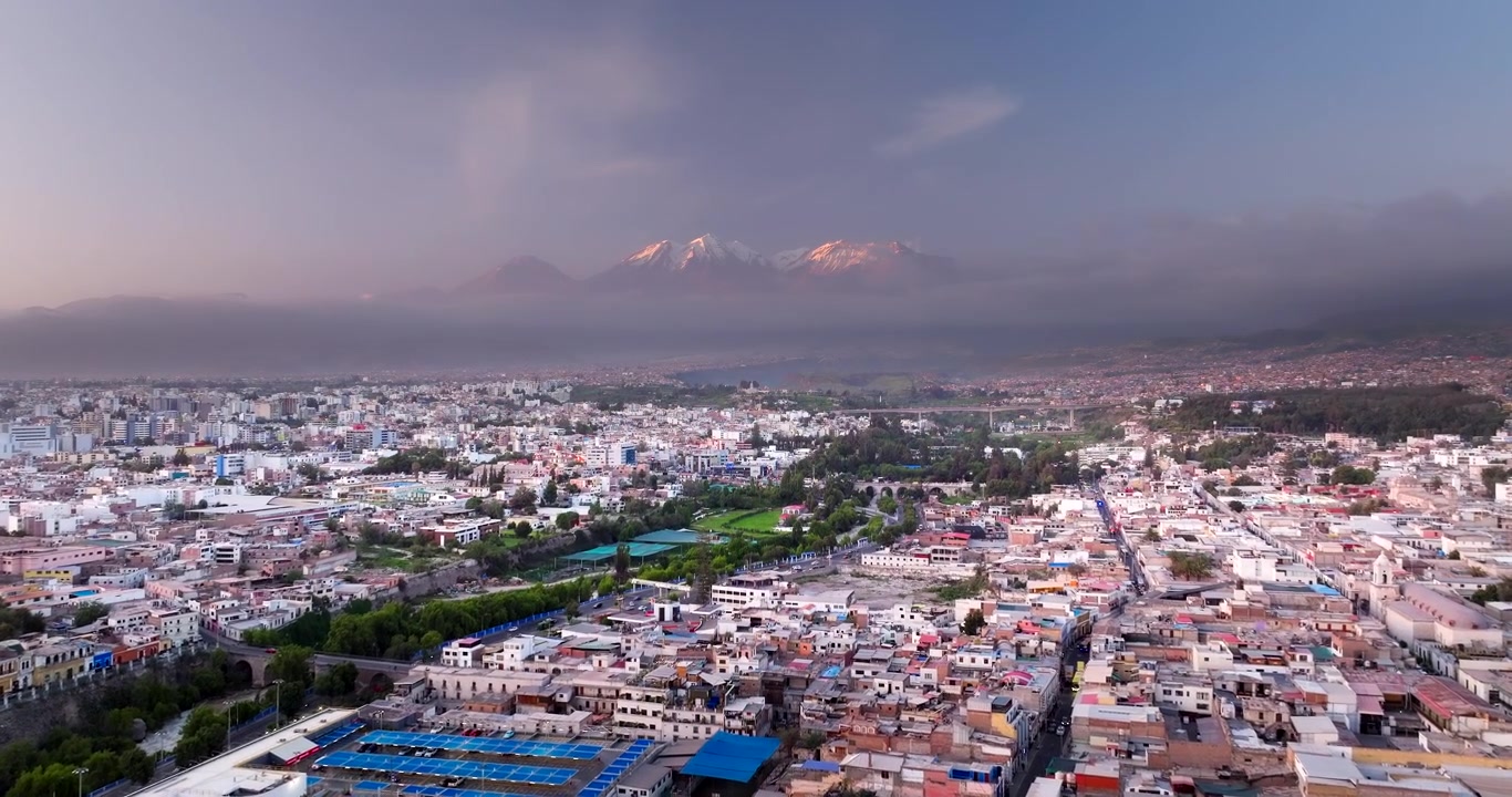 Città di Arequipa con montagne nebbiose al tramonto ad Arequipa, Perù. Ripresa aerea frontale, spazio per il testo
