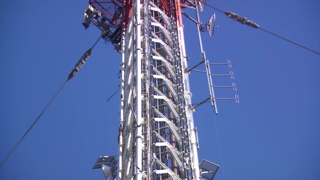 mirando hacia una torre de transmisión de difusión