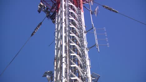 mirando hacia una torre de transmisión de difusión