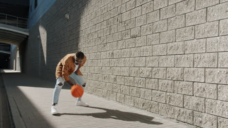 hombre jugando al baloncesto al aire libre