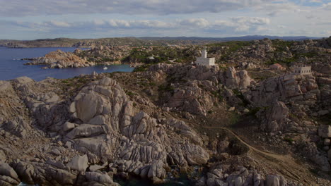 Fantástica-Vista-Aérea-En-órbita-Sobre-El-Faro-De-Testa-En-Cerdeña-En-Una-Hermosa-Ubicación-Costera.