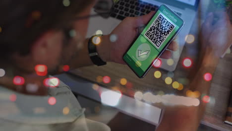 animación de un hombre que sostiene un teléfono inteligente con pasaporte de vacunación contra la covid-19 sobre luces borrosas