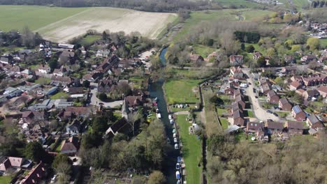 Drone-Vuela-Hacia-Atrás-Sobre-El-Pequeño-Pueblo-Fordwich,-Inglaterra