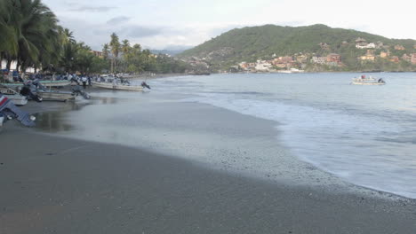 Schwenkzeitraffer-Von-Fischerbooten,-Die-Von-Playa-Principal-In-Zihuatanejo-Mexiko-Starten