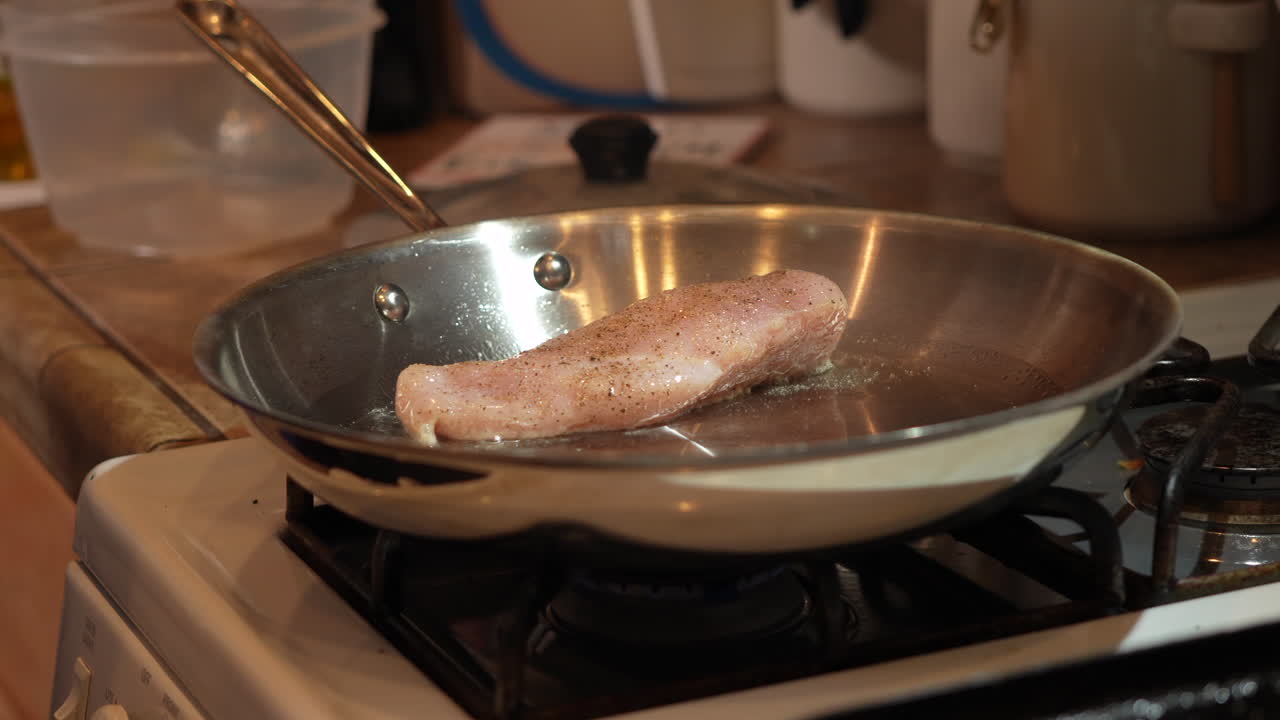 colocar pechugas de pollo deshuesadas y sin piel en una sartén caliente y engrasada para freírlas y obtener una comida deliciosa