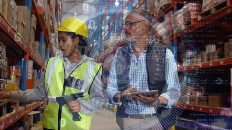 el gerente y su trabajador comprobando los paquetes