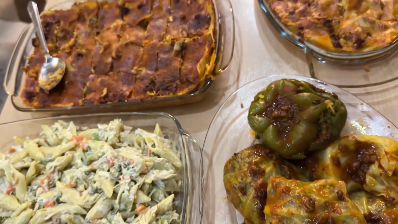 Sholezard budino di riso allo zafferano dessert persiano iraniano dolma cavolo ripieno foglie di vite lasagna pasta a strati fatto in casa tradizionale festivo riunione di famiglia banchetto delizioso comfort food guarnizione