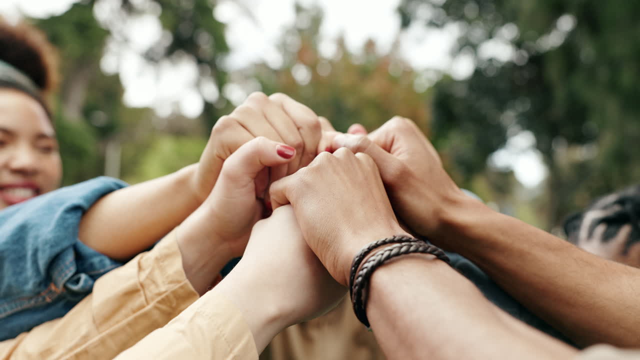 친구 들 이 함께 축하 하는 것