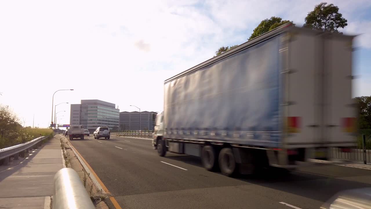 Una delle autostrade più trafficate nella città di Sydney durante l'epidemia di Coronavirus COVID-19 in una mattinata di sole. Australia