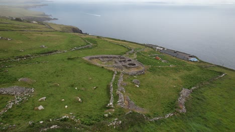 Fahan-Bienenstockhütten-Dingle-Halbinsel-Irland-Drohnen-Luftaufnahme