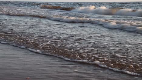 un niño corre hacia el mar para nadar