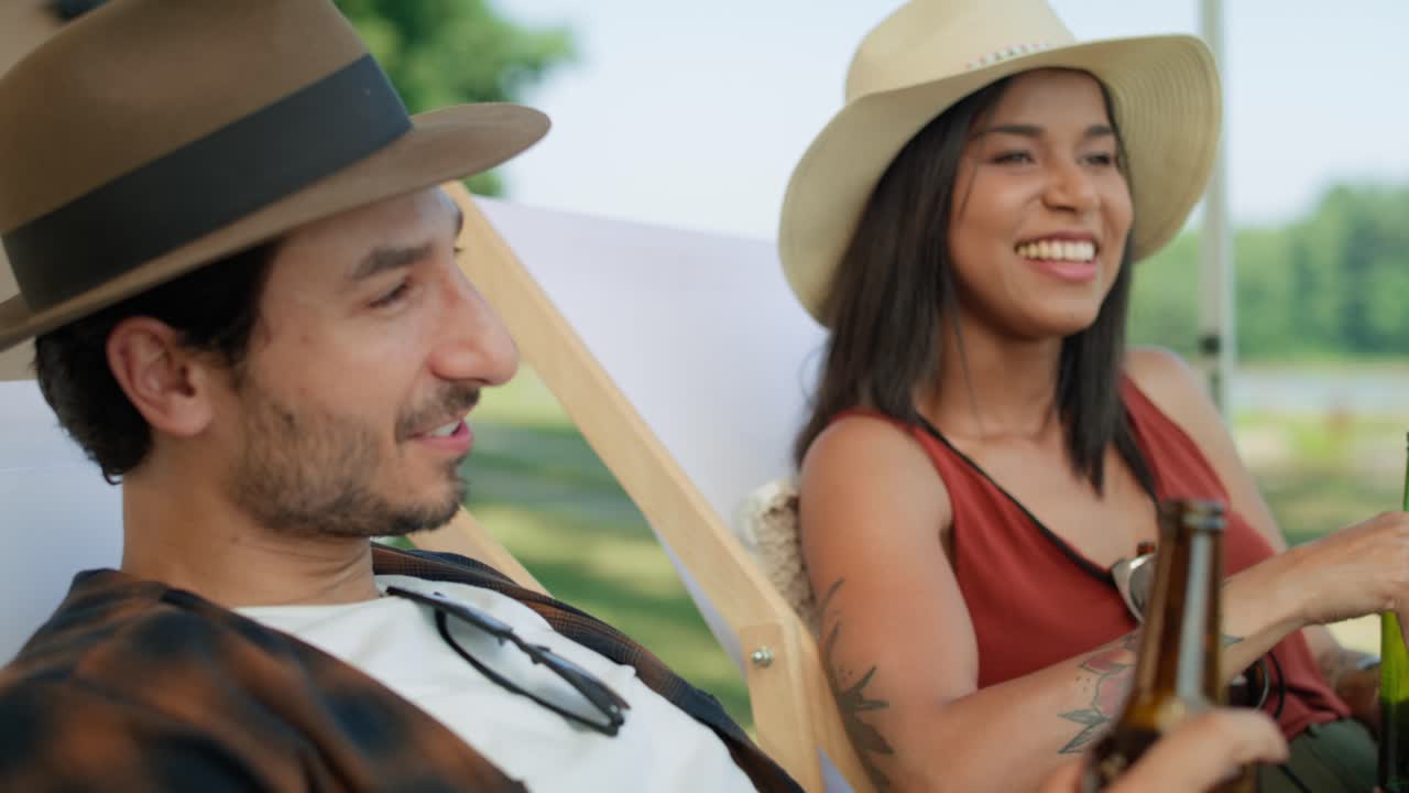 amigos jóvenes pasando tiempo en el campamento en el verano