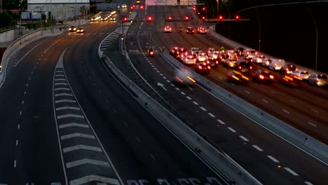 verkeersscene in de schemering. lange blootstelling. tijdvertraging