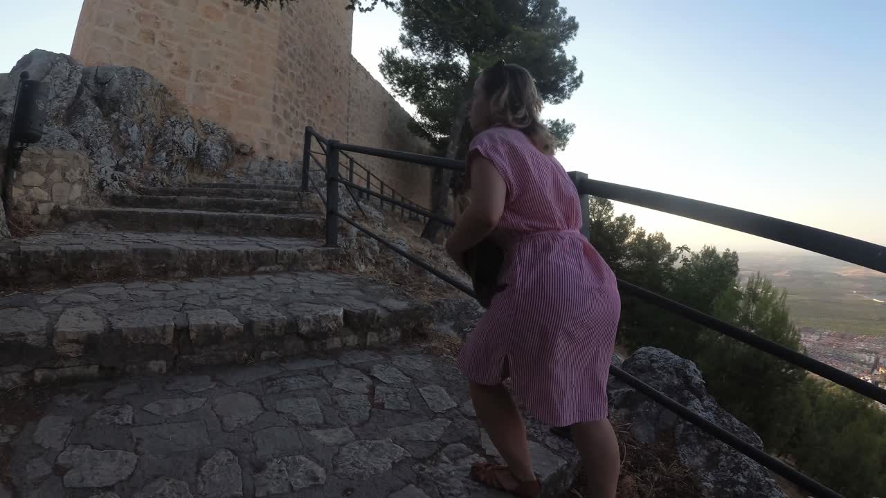 카스티요 데 하엔, 스페인 하엔의 성 비행 및 여름 오후에 이 중세 성에서 지상 촬영, nd 필터-34를 사용하여 4k 24fps에서 드론과 액션 캠으로 만든 하엔 도시도 보여줍니다.