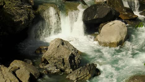 Rauschendes-Wasser-In-Gebirgsbach,-Der-über-Felsbrocken,-Pyrenäen,-Kaskadiert