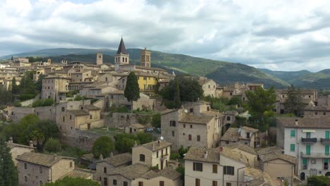 Boom-Shot-Aus-Der-Luft-Enthüllt-Spello,-Italien