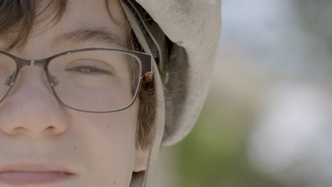 retrato de un lindo niño afuera usando un casco de bicicleta mientras mira fijamente a la cámara