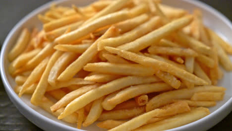 Pommes-Frites-Oder-Kartoffelchips-Mit-Sauerrahm-Und-Ketchup