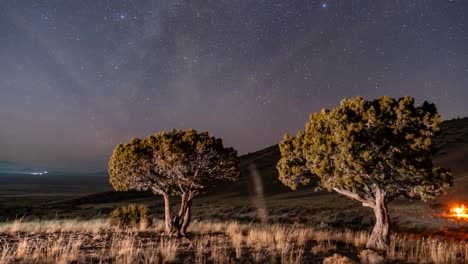 del crepúsculo a la noche vía láctea lapso de tiempo - paralaje deslizante