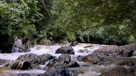 Río-En-Cámara-Lenta-En-Brasil-A-Bajo-Nivel-Debido-A-La-Sequía