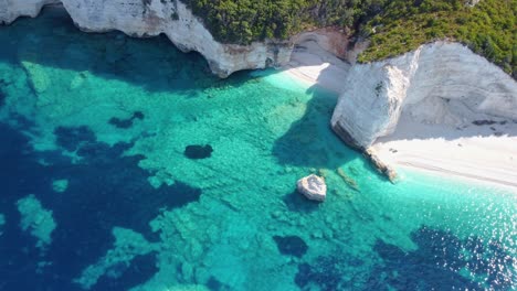 video aéreo de la laguna azul con costa rocosa, cefalonia, grecia