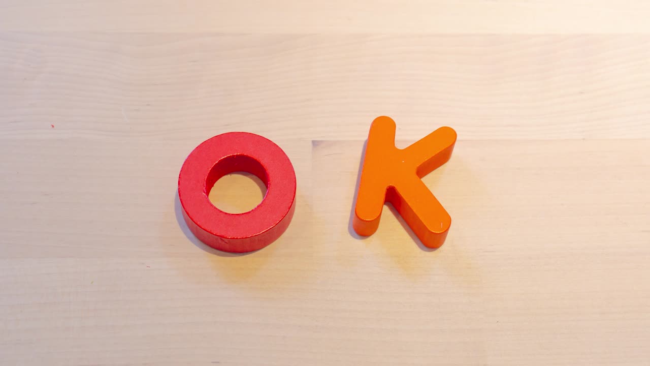 ok texto stop motion animación en el escritorio de madera aprobar o concepto de celebración