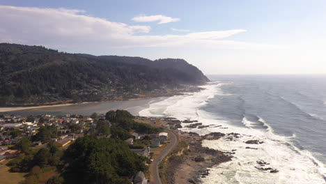 Oregon-Coast-shoreline-in-town-of-Yachats,-Oregon-USA