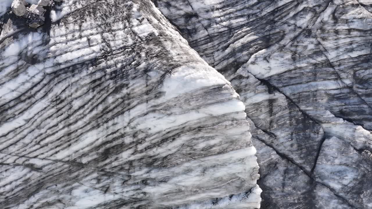 increíbles acantilados de piedra en el paso de klausen en suiza