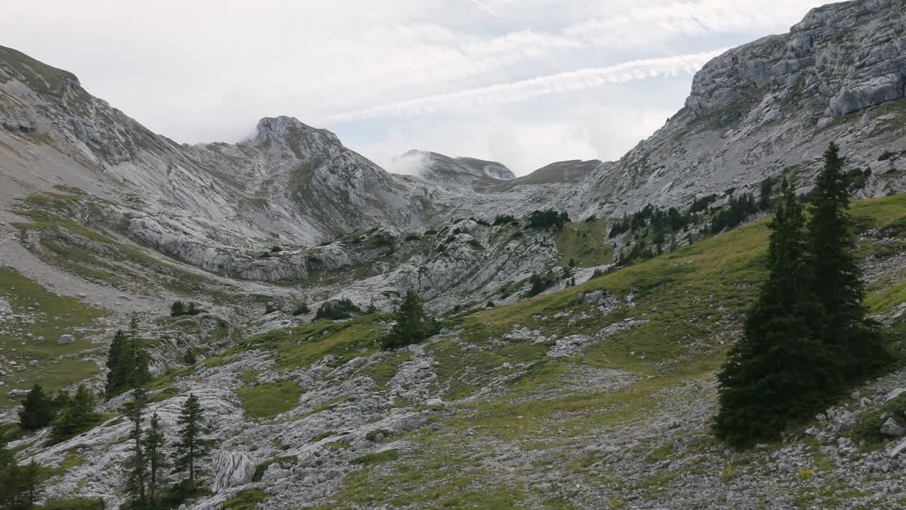 Bergtourismus in Rhône-Alpes Frankreich, der eine Luftaufnahme einer zerklüfteten Felslandschaft zeigt
