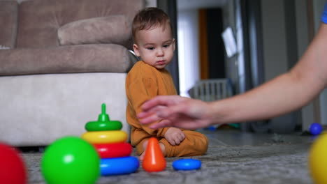 niño pequeño jugando con anillos apilados
