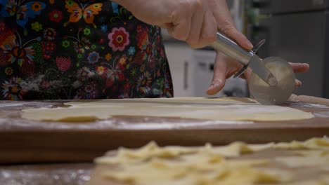 Chargenweises-Auskleiden-Von-Faworki-Polnischen-Teighüllen-Mit-Einem-Pizzaroller