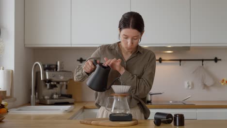 una mujer vertiendo café.