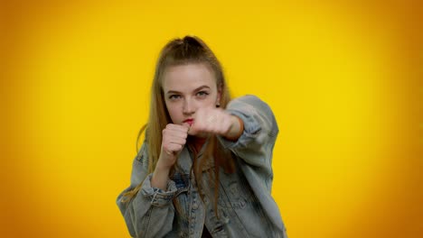 chica adolescente agresiva tratando de pelear en la cámara, sacudiendo el puño, boxeo con expresión, castigo
