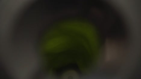 persona de la cosecha mezclando batido verde