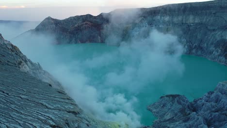 vista aérea del cráter de kawah ijen, en la isla de java, en indonesia