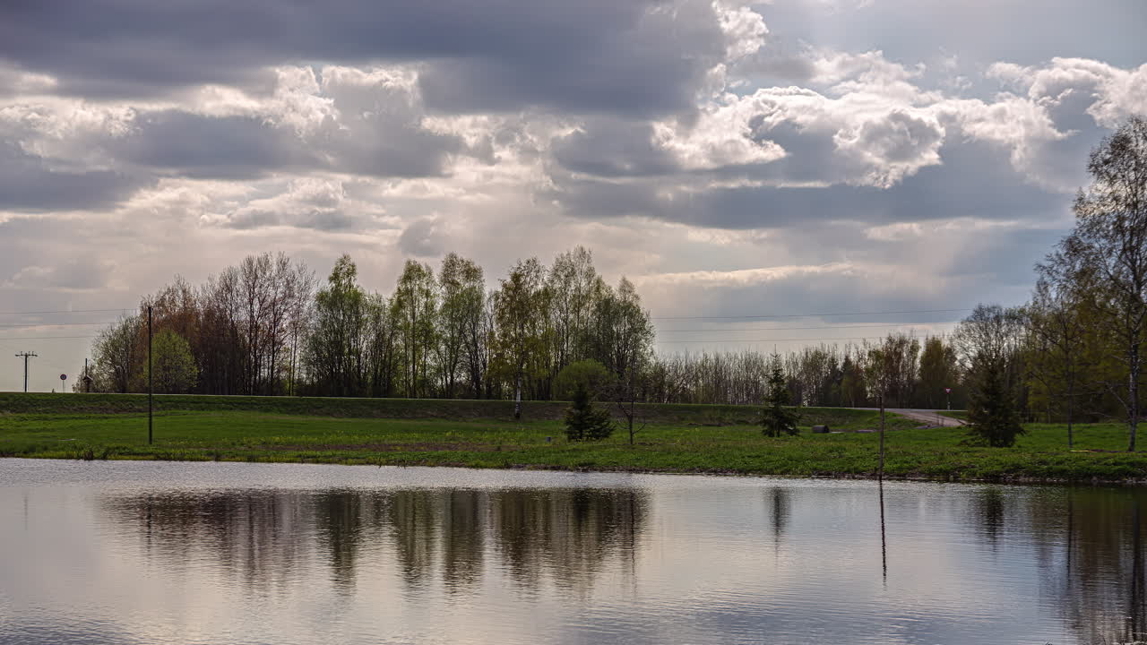 트럭과 함께 타임  ⁇ 스 남자 들 은 낮 에 호수 근처 에 있는 길 을  ⁇ 아
