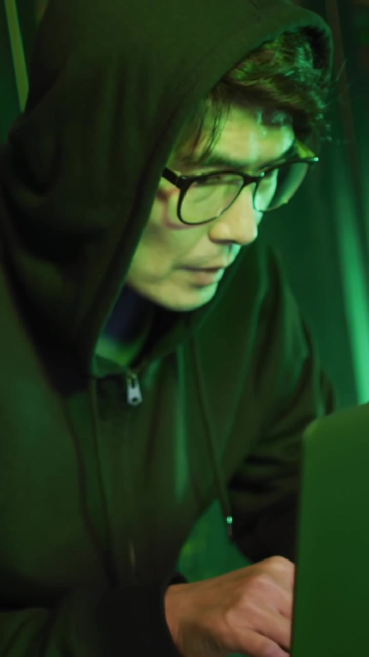 Animazione di reti di connessioni su un hacker asiatico con portatile accanto a server di computer