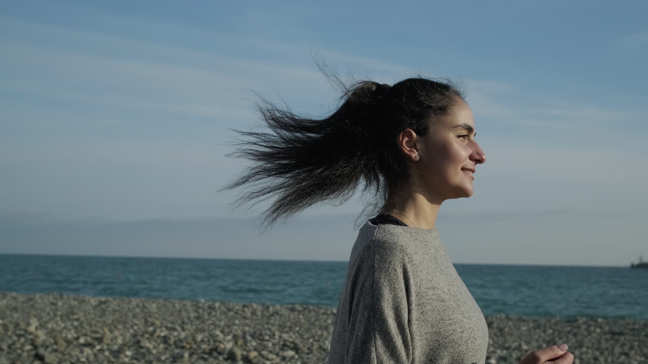 해변 길에서 달리는 여자