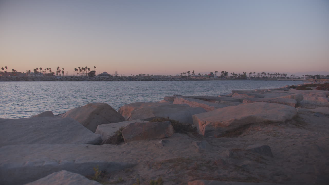 En Long Beach-kanal under en gylden sol