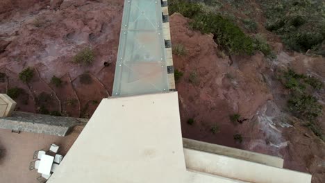 vista superior de un edificio de arquitectura moderna con suelo de cristal que se proyecta desde lo alto del acantilado sobre angulo, la gomera, islas canarias