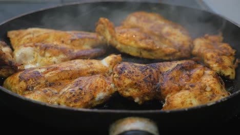 cerca de pan frito chisporroteante suculento pollo especia casera parte de una buena dieta sana y equilibrada