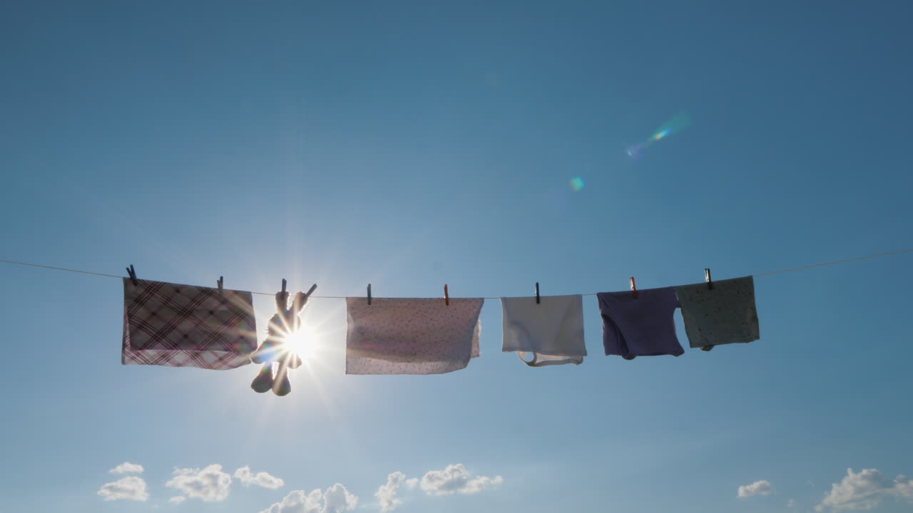 린넨은 봉제 토끼 4k 비디오 중 로프에 건조됩니다.