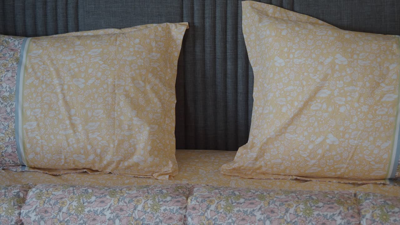 노란색 꽃 침대 세트