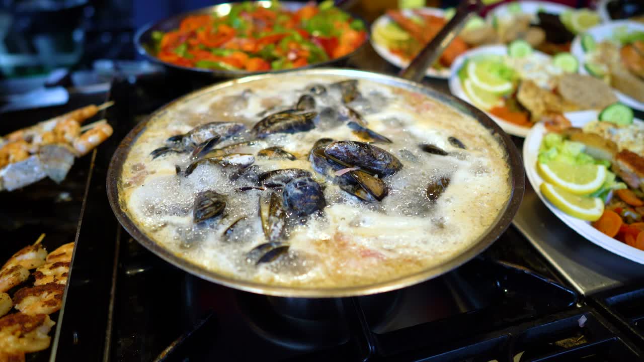 노르웨이, 베르겐 의 물고기 시장 의 선반 에 있는 여러 가지 해산물