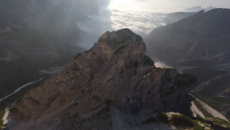vuelo extremo fpv en las montañas dolomitas