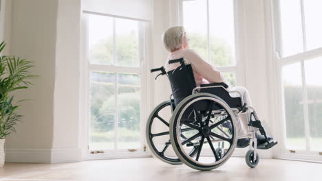 ventana, enfermera y mujer mayor en silla de ruedas