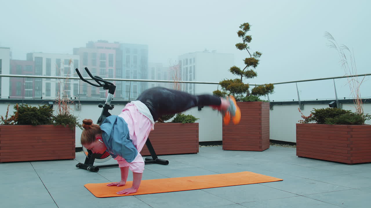 mujer deportiva haciendo ejercicios de flexiones, fitness cruzado, rutina de entrenamiento de culturismo en el techo de la casa